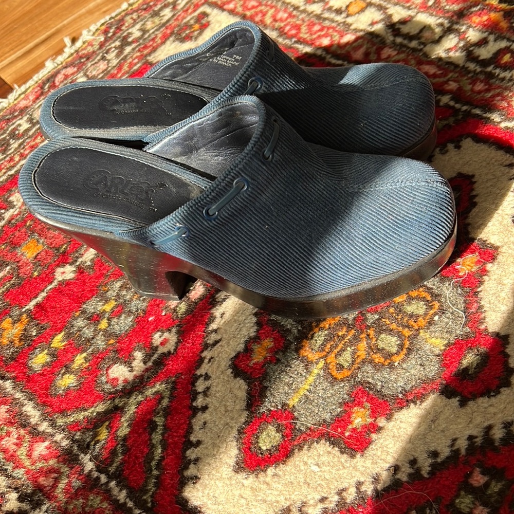 Carlos by Carlos Santana Navy Corduroy Clogs size 7